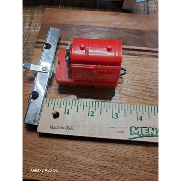 TOMY Trackmaster Thomas & Friends Train car GDV 33 Red  Turning Wheel - Picture 13 of 14